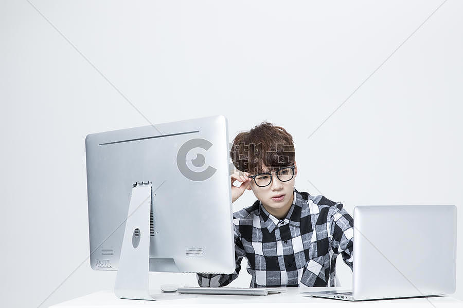 IT男工作电脑摄影图6720*4480图片素材免费下载-编号854702-潮点视频