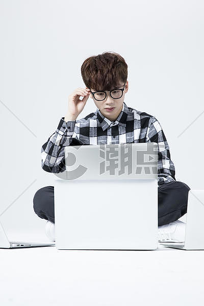 IT男工作电脑摄影图4480*6720图片素材免费下载-编号854786-潮点视频