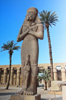 埃及卢克索卡尔纳克神庙拉美西斯二世神像图片素材免费下载