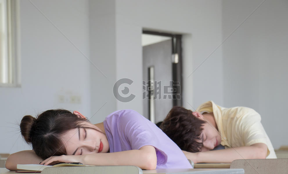 男生女生教室睡觉图片素材免费下载