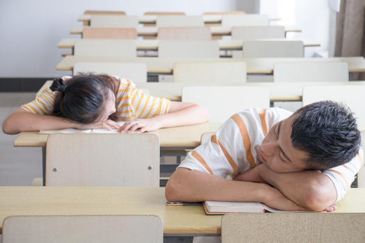 男生女生教室睡觉图片素材免费下载
