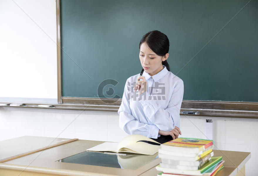 女教师上课摄影图6564*4480图片素材免费下载-编号856545-潮点视频