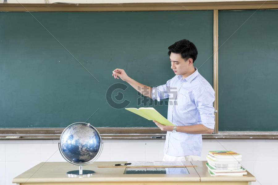 男教师上课摄影图6161*4107图片素材免费下载-编号856561-潮点视频