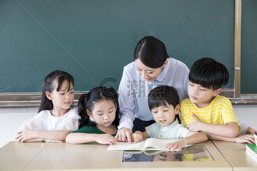 女教师指导学生学习摄影图6547*4365图片素材免费下载-编号856630-潮点视频
