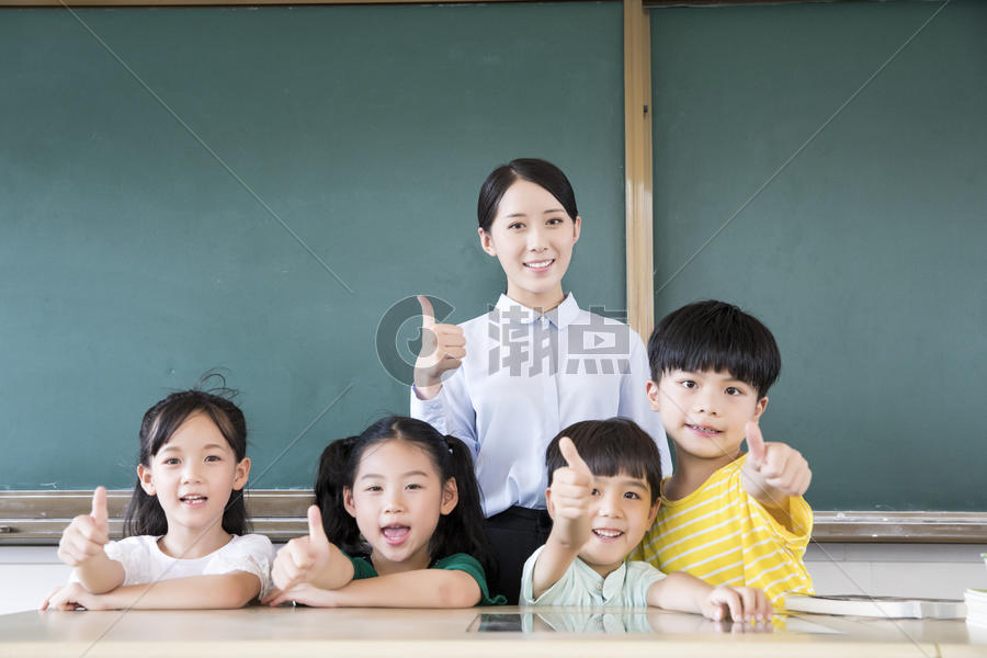 女教师和小学生微笑点赞图片素材免费下载