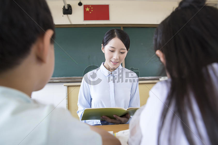 女教师指导学生学习摄影图6226*4150图片素材免费下载-编号856656-潮点视频