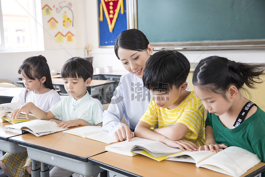 女教师指导学生学习摄影图6720*4480图片素材免费下载-编号856682-潮点视频