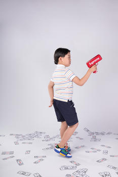 儿童玩喷钱枪图片素材免费下载