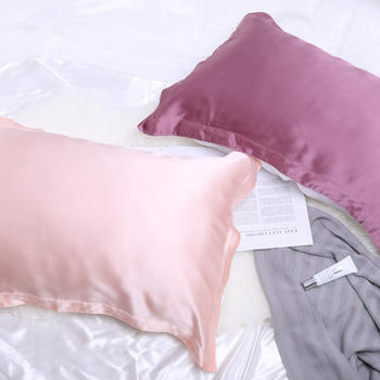 两个柔软的枕头图片素材免费下载