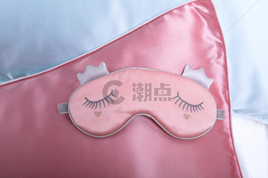 眼罩放在粉色枕头套上图片素材免费下载