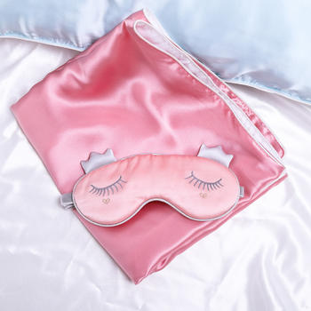 眼罩放在粉色枕头套上图片素材免费下载