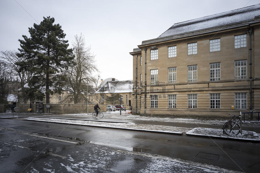英国牛津大学雪景图片素材免费下载