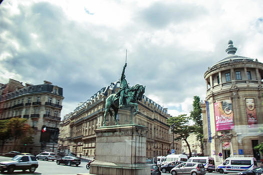 巴黎街头铜雕图片素材免费下载