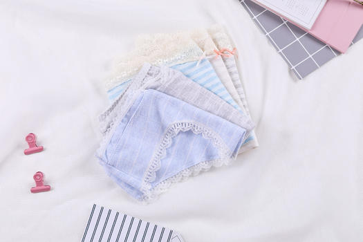 折叠的条纹纯棉女生内裤图片素材免费下载