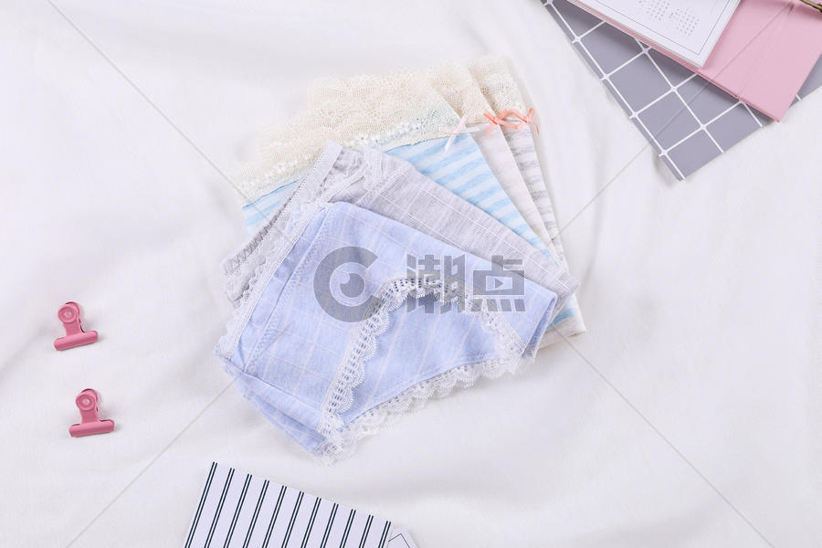 折叠的条纹纯棉女生内裤图片素材免费下载