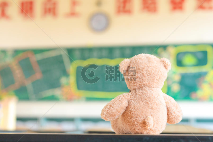 课堂里的玩具熊图片素材免费下载