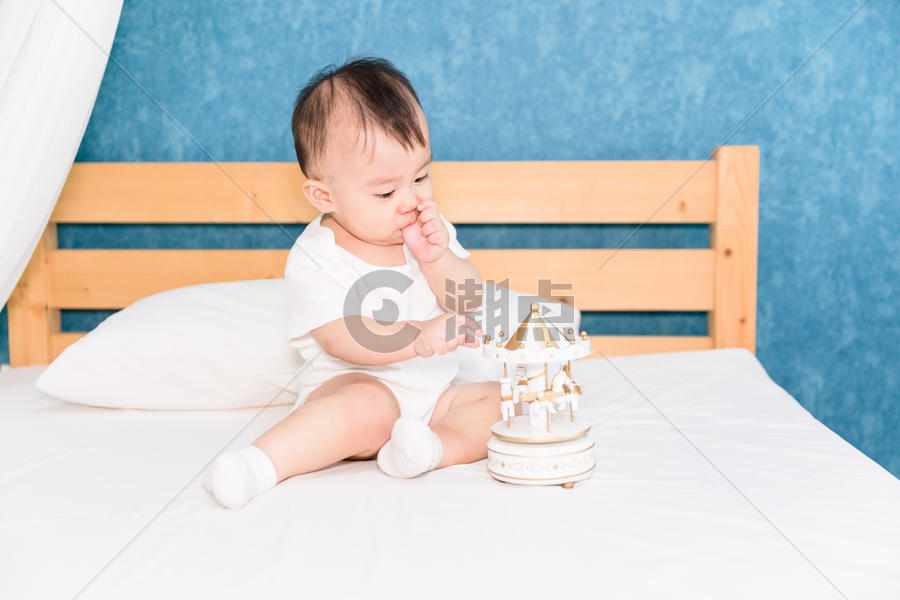 婴儿宝宝在床上玩啥图片素材免费下载