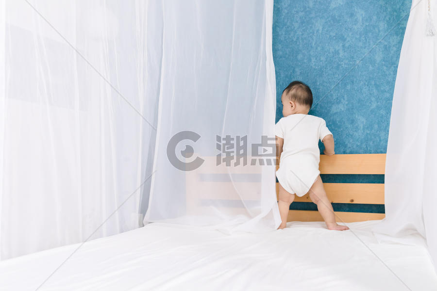 床上玩耍的婴儿宝宝图片素材免费下载