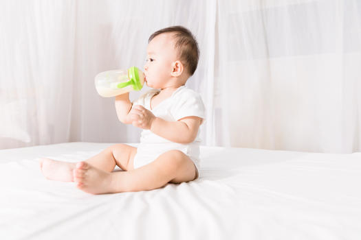 婴儿喝奶图片素材免费下载