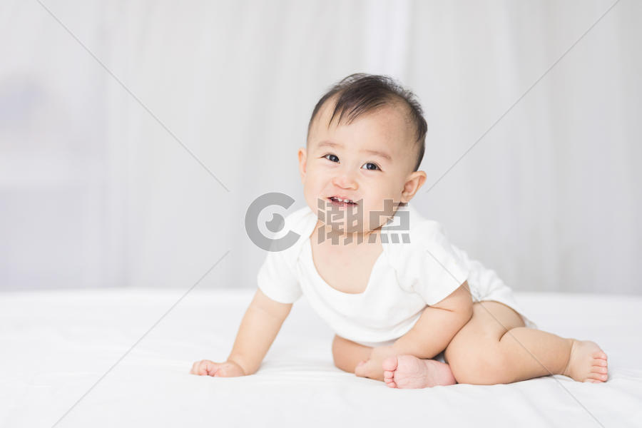 婴儿坐在床上图片素材免费下载