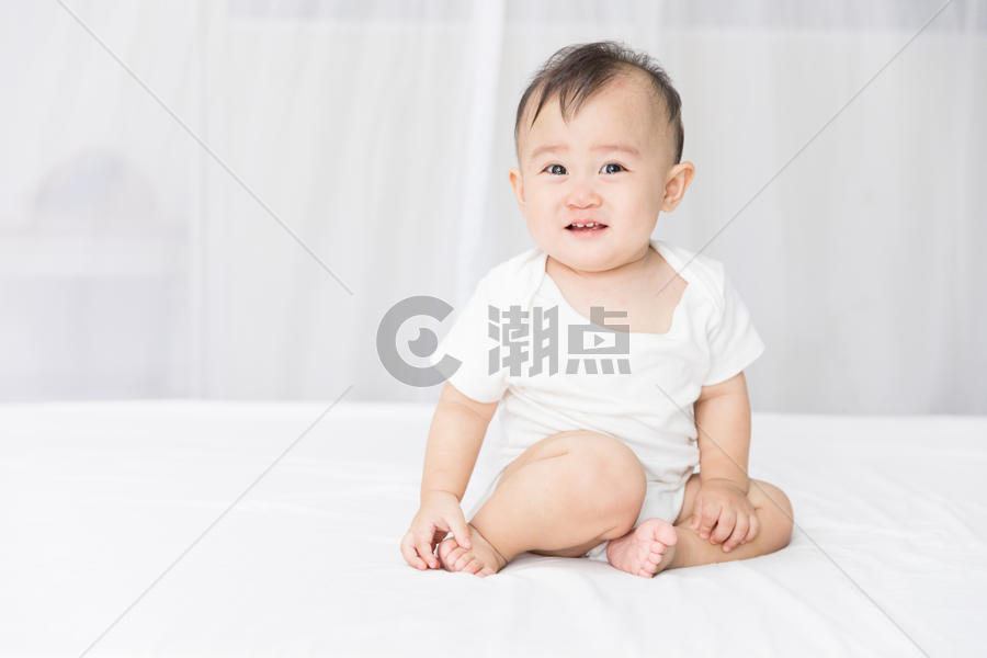 婴儿坐在床上图片素材免费下载