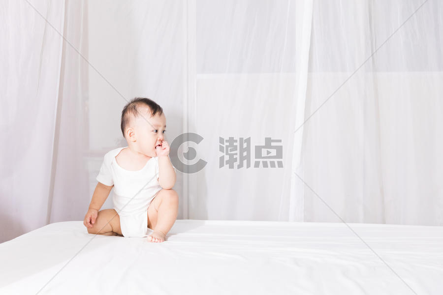 婴儿宝宝坐床上图片素材免费下载