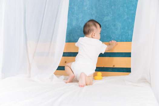 床上玩耍的婴儿宝宝图片素材免费下载