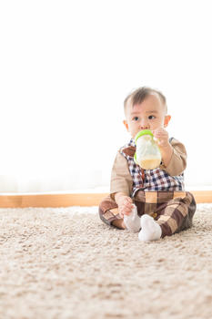 婴儿喝奶图片素材免费下载