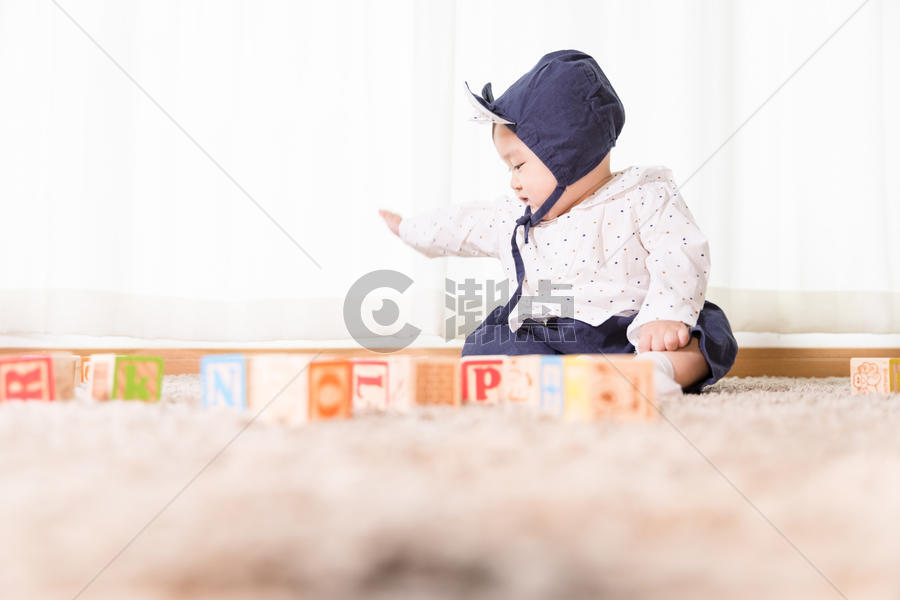 婴儿宝宝玩耍图片素材免费下载