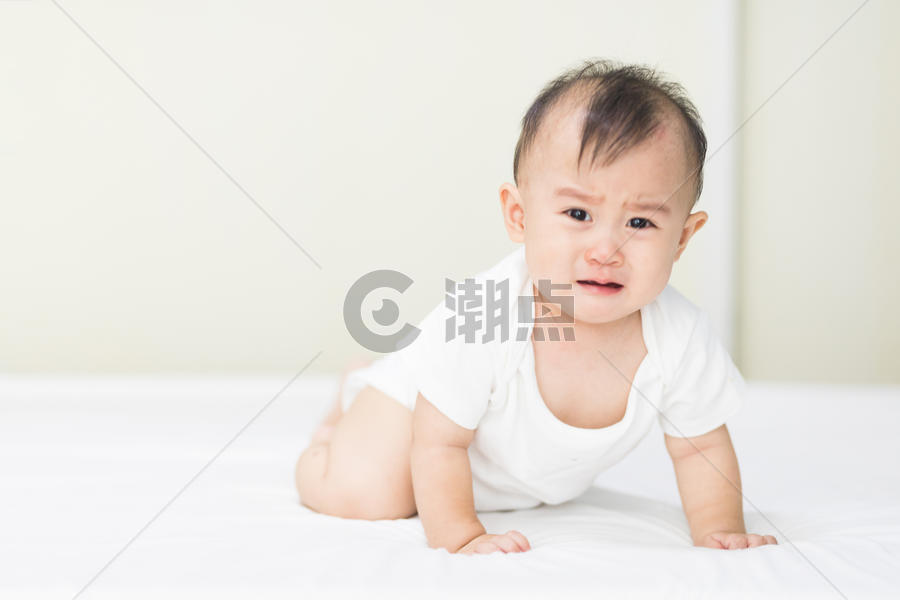 婴儿宝宝哭闹图片素材免费下载
