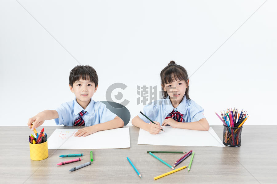 儿童坐着画画图片素材免费下载