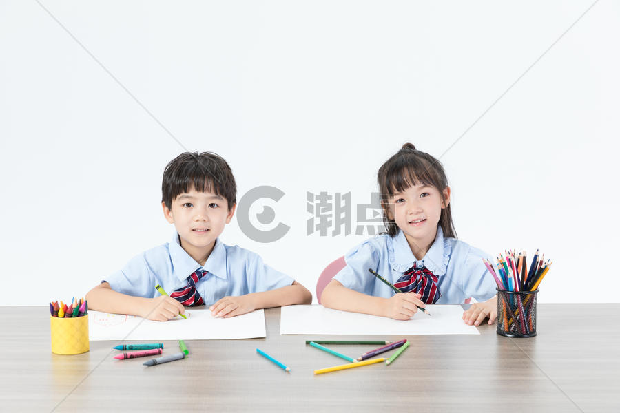 儿童坐着画画图片素材免费下载