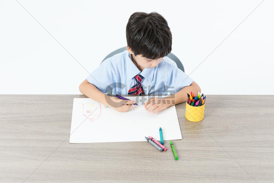 书桌上画画的儿童图片素材免费下载