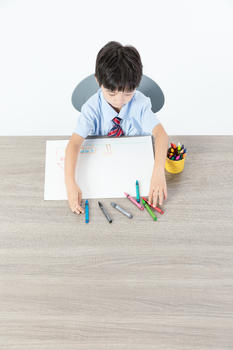 书桌上画画的儿童图片素材免费下载