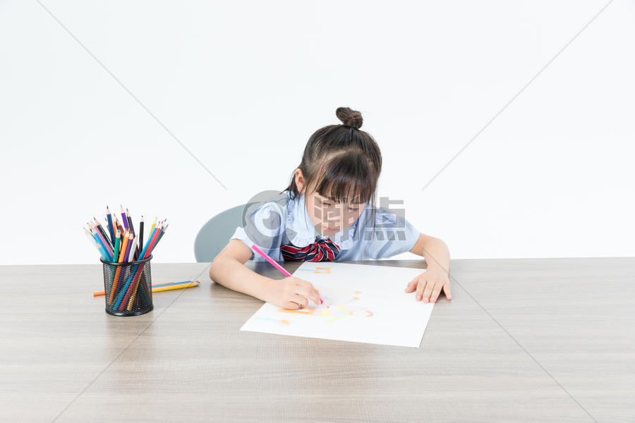 喜欢画画的儿童图片素材免费下载