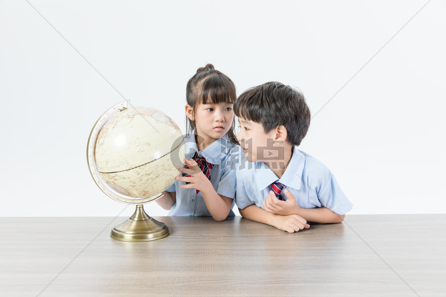 儿童学习地球仪图片素材免费下载