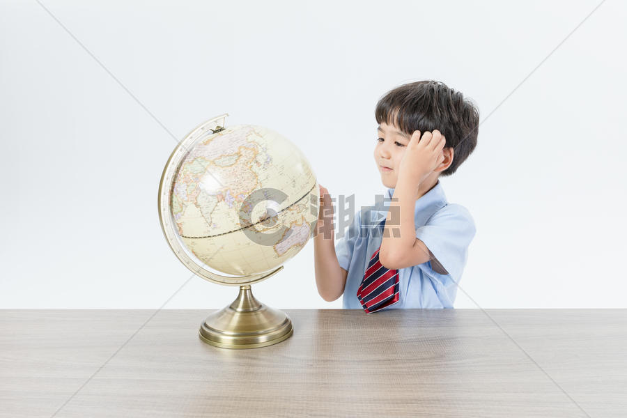 儿童看地球仪图片素材免费下载