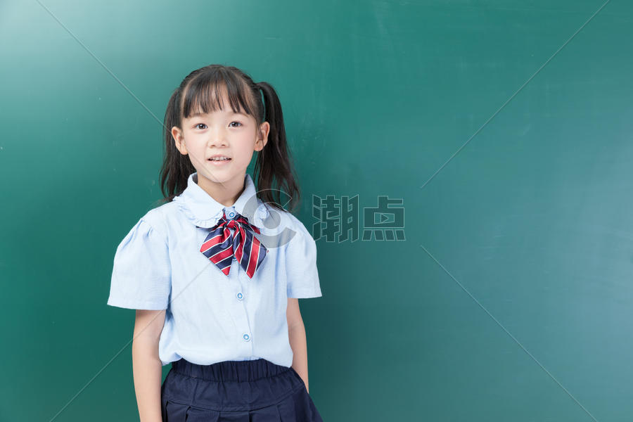 儿童学生站在黑板前图片素材免费下载