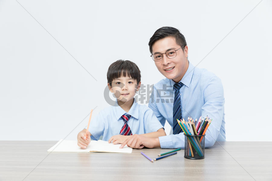 老师教学生画画学习图片素材免费下载