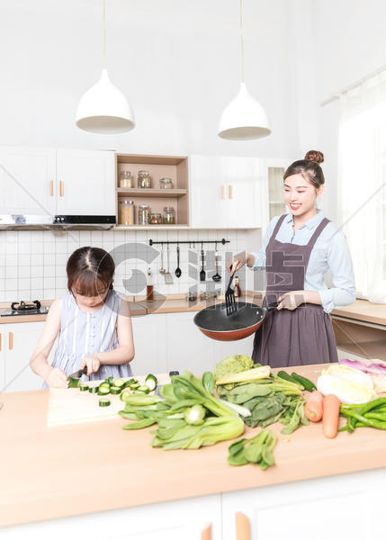 母子在厨房做饭图片素材免费下载