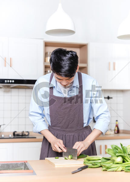 做饭的男生图片素材免费下载