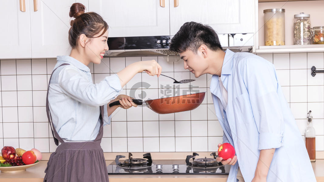 情侣厨房做饭图片素材免费下载