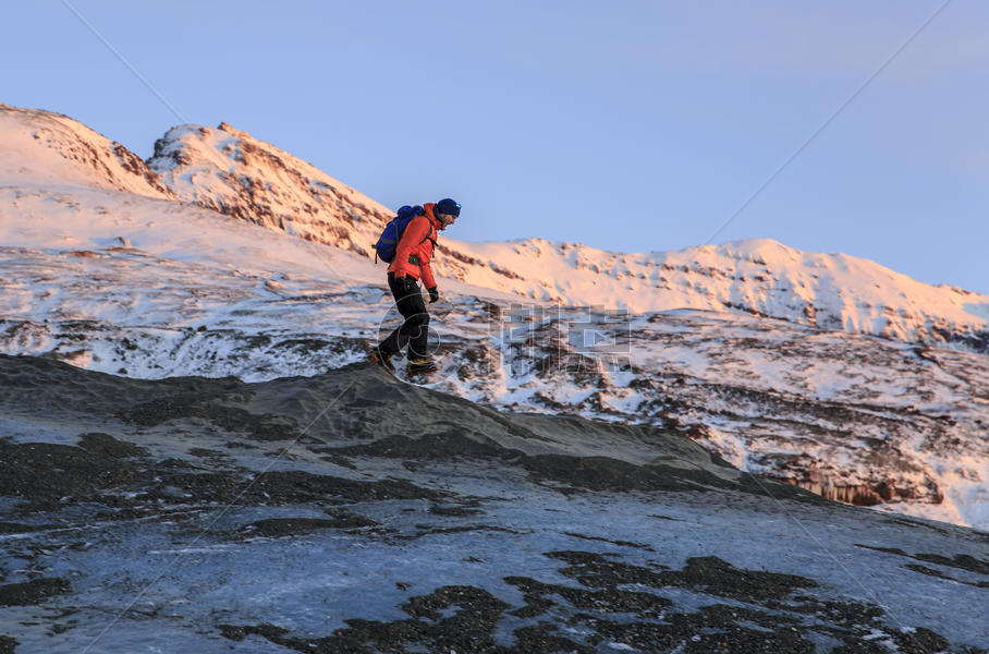 外国男性冰岛瓦特那国家公园极地探险图片素材免费下载
