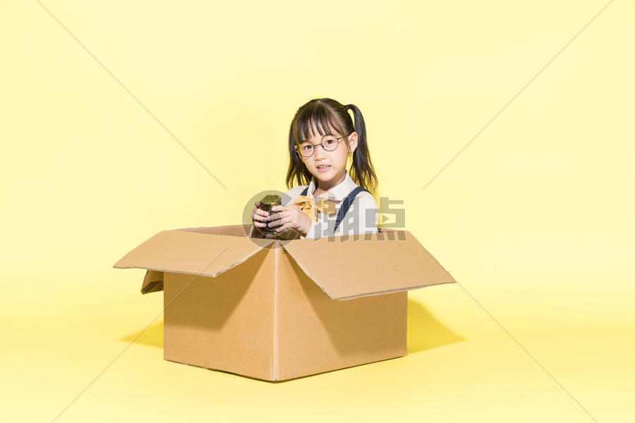 坐在箱子里的儿童图片素材免费下载