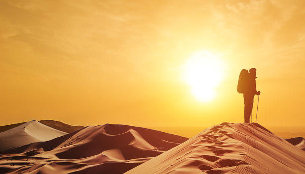 走沙漠的人图片素材免费下载