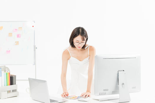 女设计师站立办公看电脑图片素材免费下载