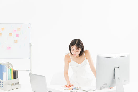 女设计师站立办公看电脑图片素材免费下载