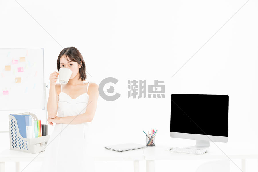 女设计师休息喝咖啡图片素材免费下载