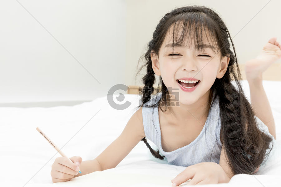 儿童节画画的小女孩图片素材免费下载
