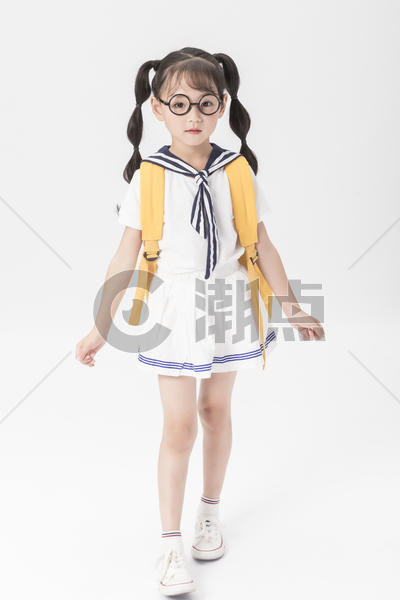 戴眼镜的小女孩图片素材免费下载